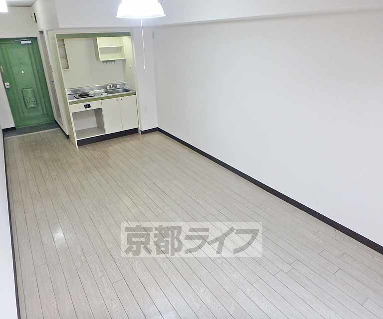 居室・リビング　フローリングの洋室です