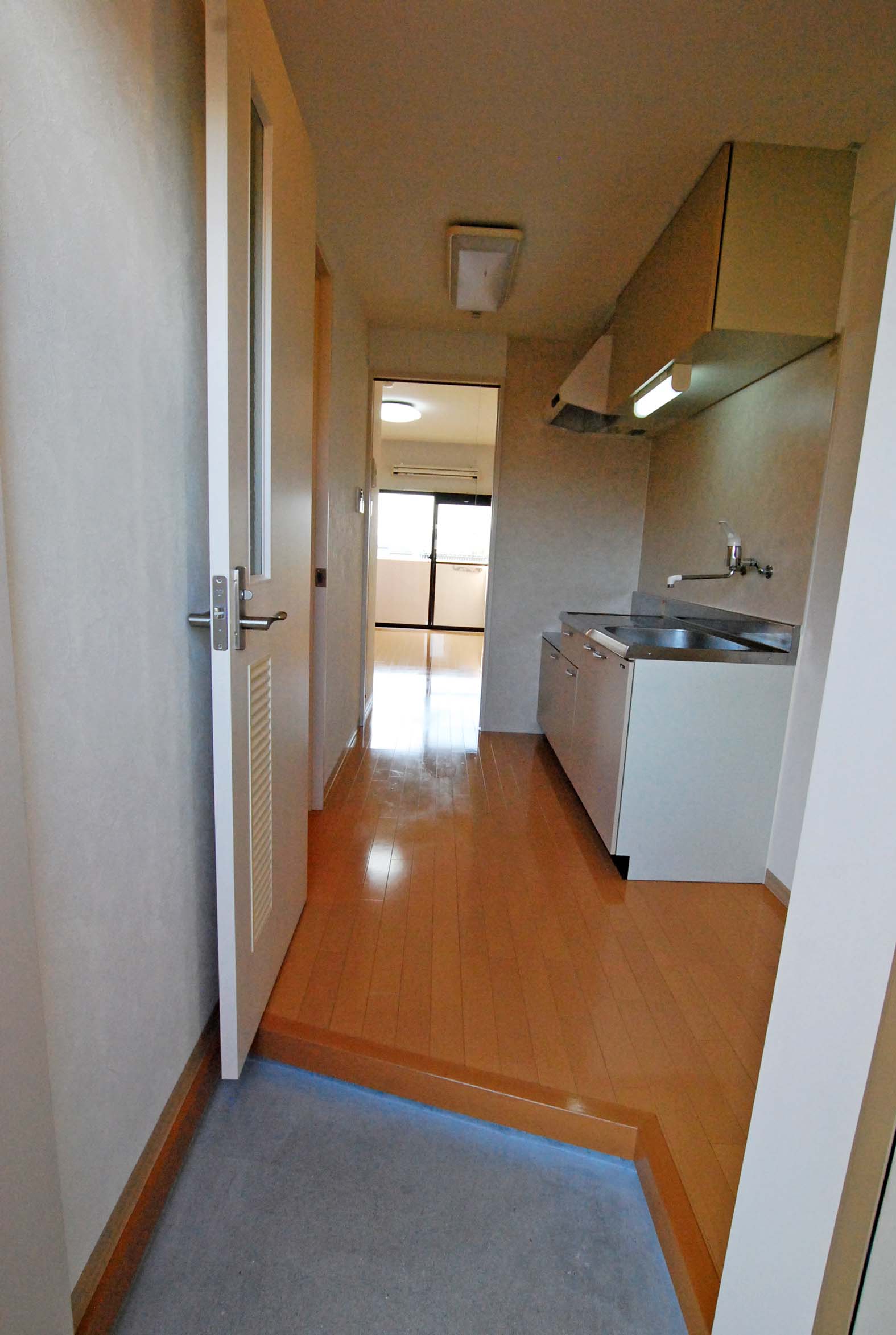 玄関　玄関から中を見たところ