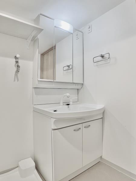 洗面設備　ゆったりとスペースのある洗面所