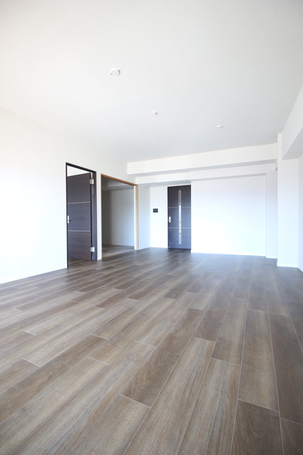 居室・リビング　５１１号室モデルルーム写真※階数によりお部屋の色味が異なりま