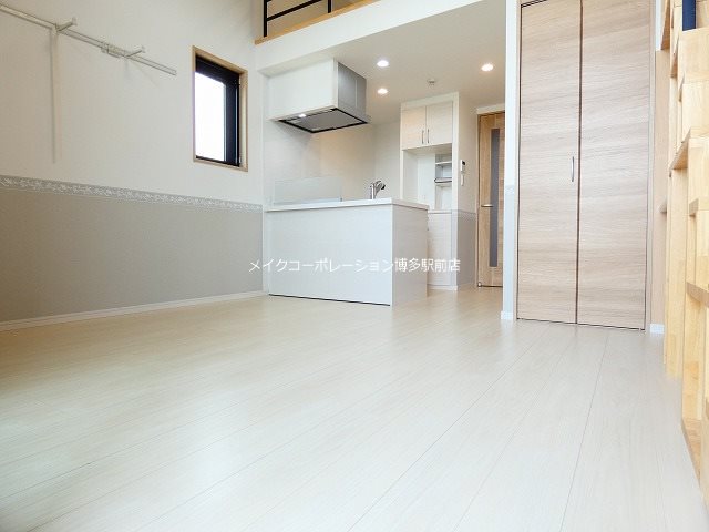 居室・リビング　出窓はありません