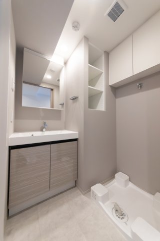 洗面設備　明るい洗面所です