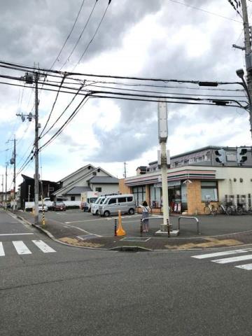 コンビニ　セブンイレブン（コンビニ）まで704m