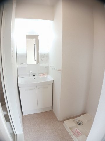 洗面設備　明るい洗面所です