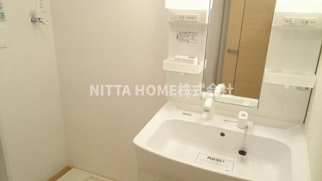 洗面設備　シャワー付きの洗面台朝の準備も楽々です♪