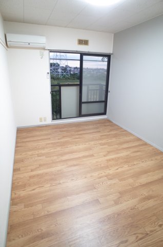 その他部屋・スペース　203号室はカラークロスをあしらって。落ち着きのある空間に