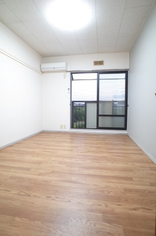 居室・リビング　大きな窓がお部屋を明るく演出☆