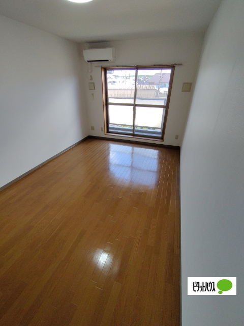 居室・リビング　※同物件別部屋