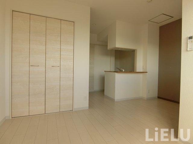 居室・リビング　同物件内別部屋の写真になります。