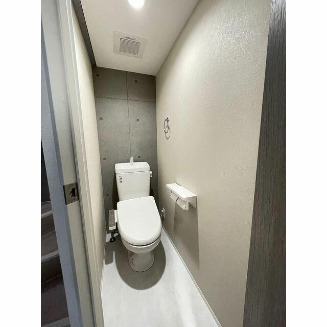 トイレ　温水洗浄便座付きです