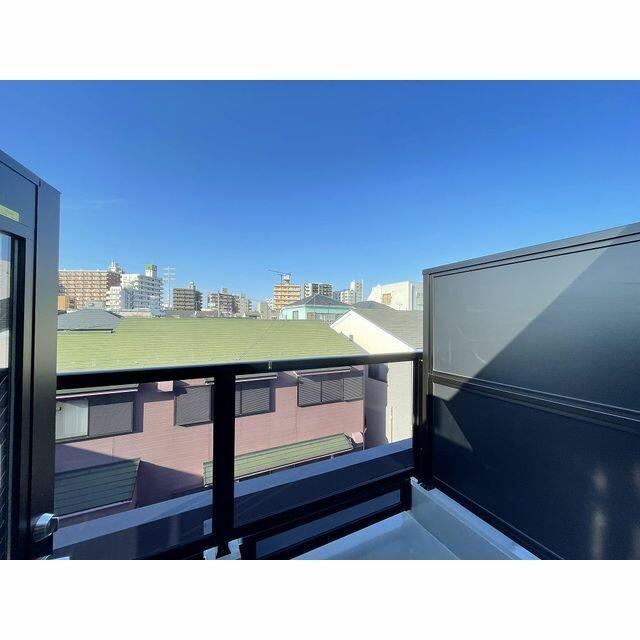 バルコニー　広々としたルーフバルコニー