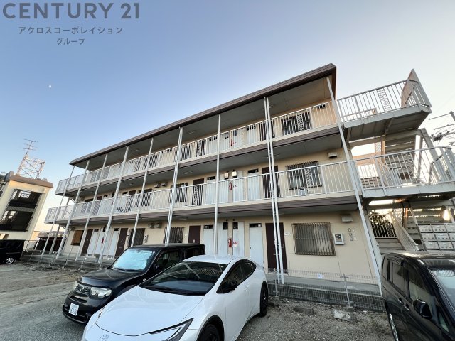 建物外観　駐車場・駐輪場あります♪