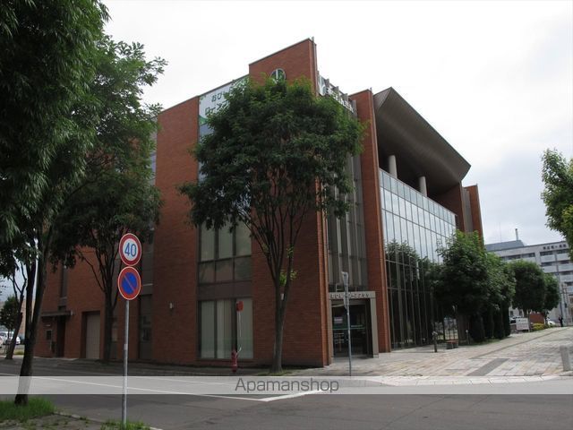 銀行　帯広信用金庫/中央支店（銀行）まで215m