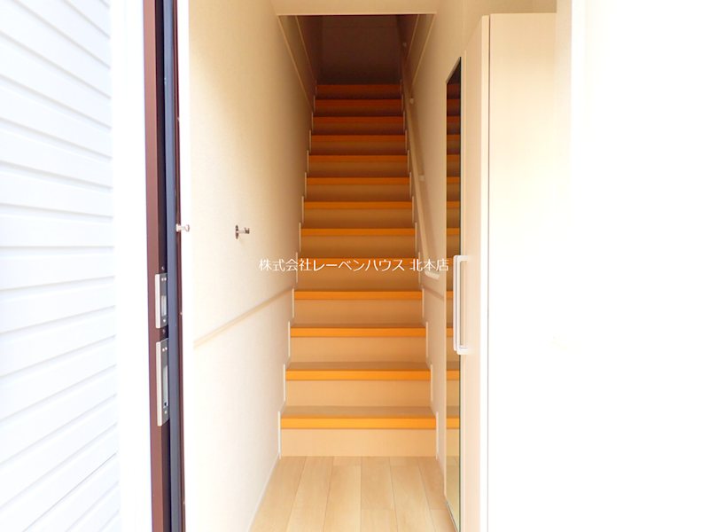 玄関　レーベンハウス北本店へ　048-590-5757