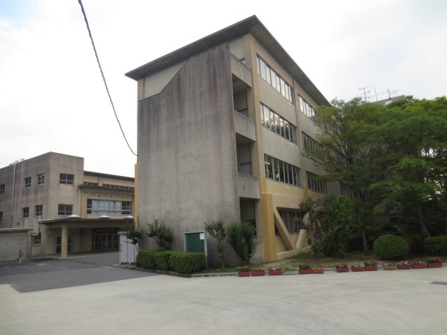 中学校　交野市立第三中学校（中学校）まで852m