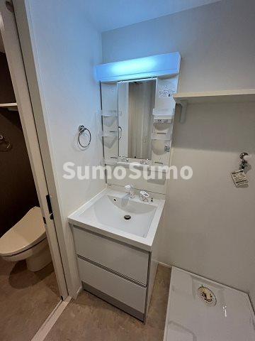 洗面設備　明るい洗面所です