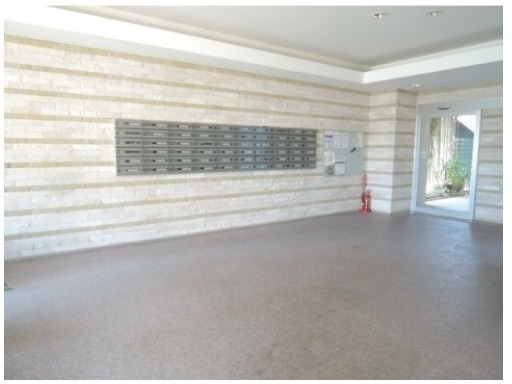 ロビー　集合ポスト完備