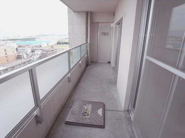 バルコニー　二部屋にまたがる大きなバルコニー