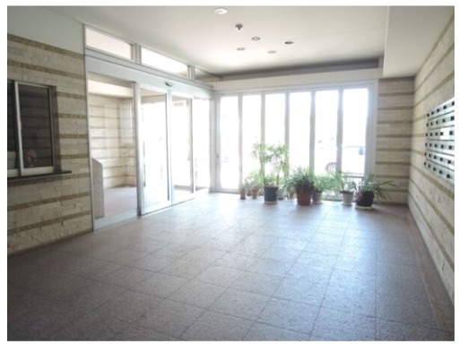 エントランス　広くて清潔感のあるエントランス