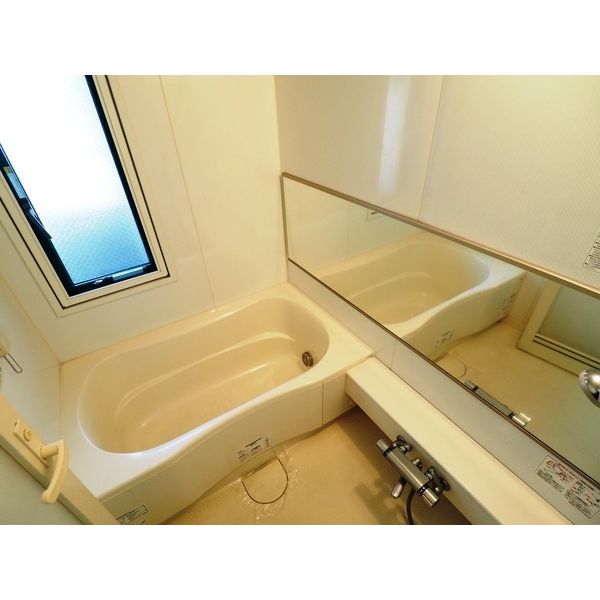 バス・シャワールーム　※写真は同じマンションの違う部屋のものになります。