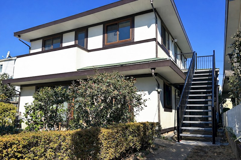 建物外観　：　緑豊かで広々としたアプローチ