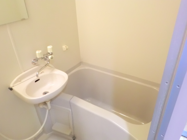 バス・シャワールーム　清潔感のある浴室です