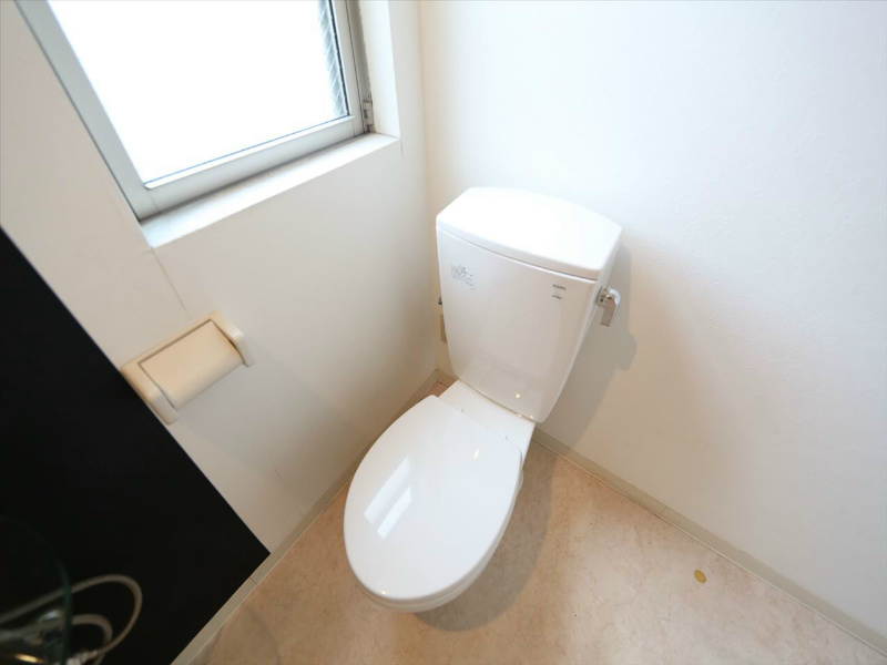 トイレ　洋式トイレ　窓付（換気良好）