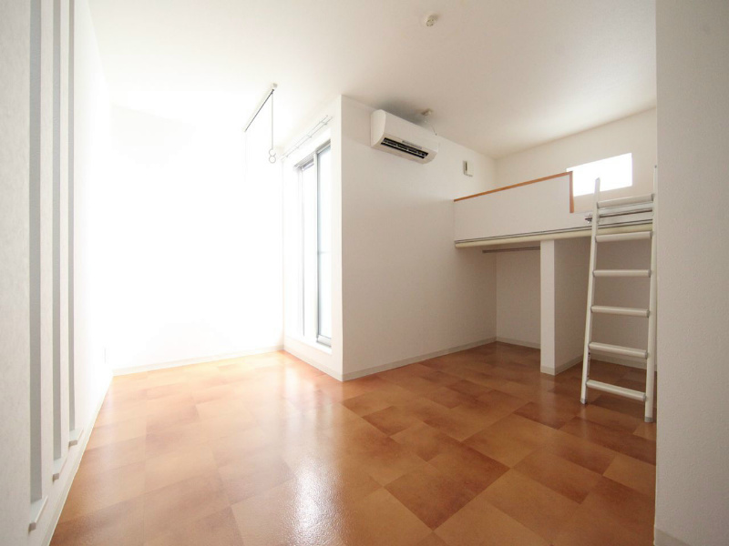 居室・リビング　洋室7.3帖　ロフト付　クローゼット付　エアコン完備