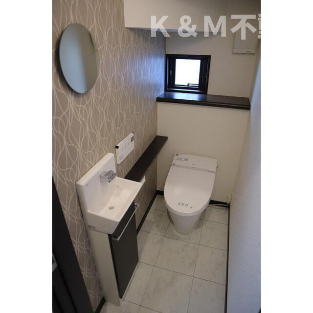 トイレ　落ち着いた色調のトイレです