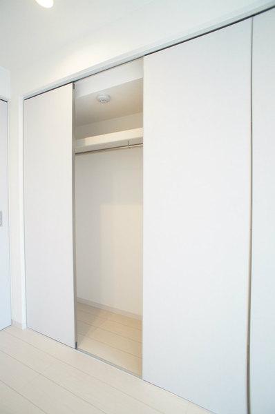 収納　ハンガーパイプ付きクローゼット