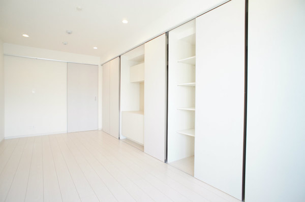 居室・リビング　落ち着いた色合いのフローリング