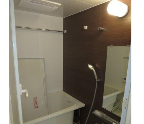 バス・シャワールーム　コンパクトで使いやすいお風呂です