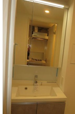 洗面設備　独立洗面化粧台が付いています