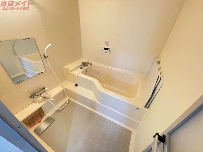 バス・シャワールーム　別部屋反転参考写真です