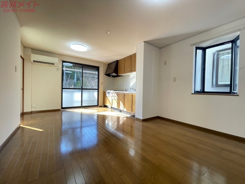 居室・リビング　別部屋反転参考写真です