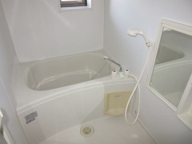 バス・シャワールーム　清潔感あるバスルーム