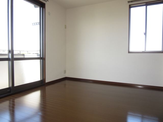 バルコニー　明るい洋室