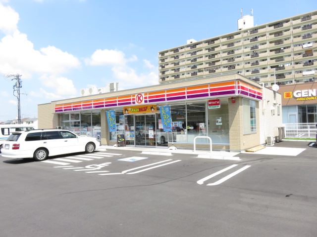 コンビニ　ファミリーマート（コンビニ）まで590m