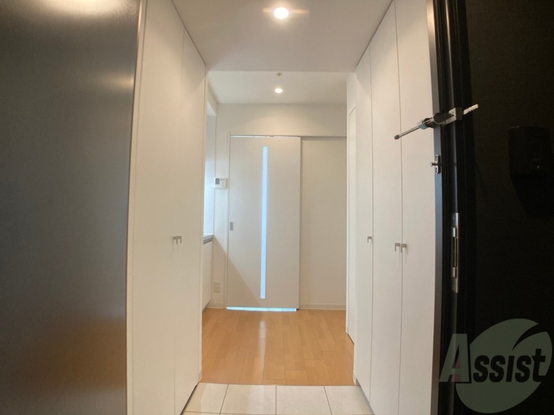 玄関　玄関の様子です。広い洋室にすぐ繋がっています。