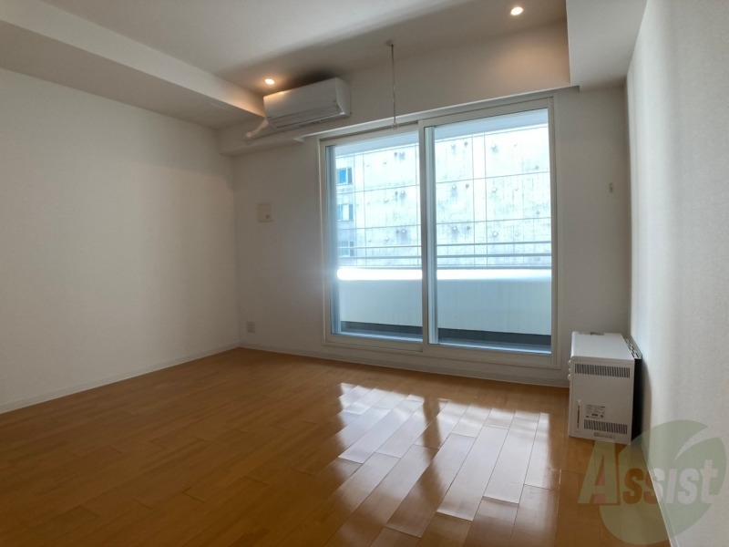 居室・リビング　８．９帖の洋室です。広々として、きれいですね。