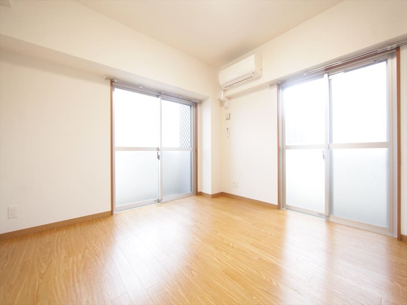 バルコニー　洋室8帖　2面採光　エアコン完備　バルコニー