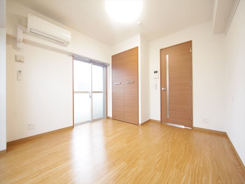 居室・リビング　洋室8帖　エアコン完備　クローゼット付　バルコニー