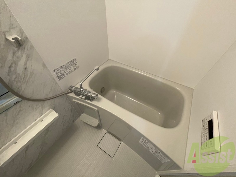 バス・シャワールーム　浴室は追い焚き機能や浴室乾燥がついております。