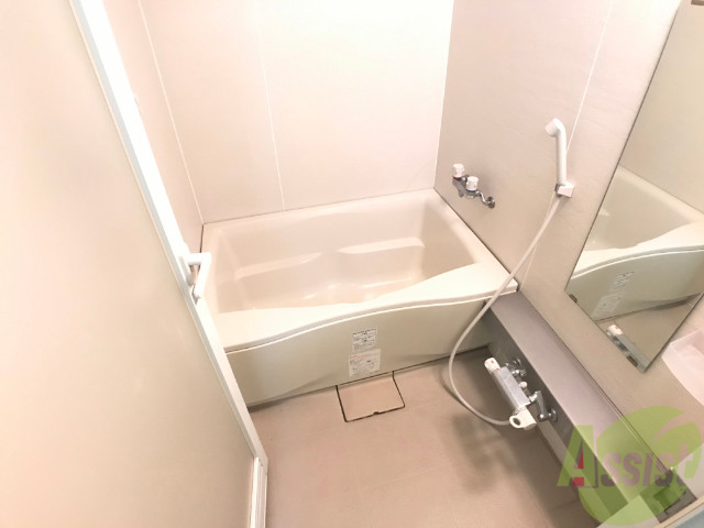 バス・シャワールーム　バスルームは狭すぎず、シャワーも浴びやすそうです。