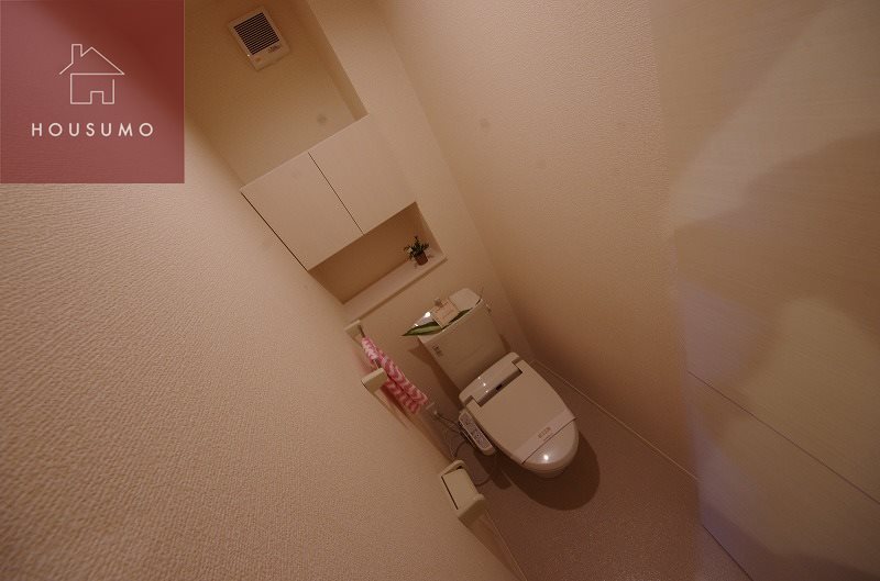 トイレ　落ち着いた色調のトイレです