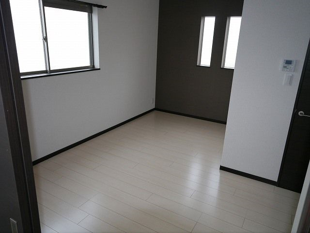 その他　落ち着いた色調の寝室です