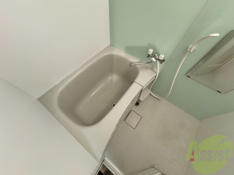 バス・シャワールーム　バスルームは狭すぎず、シャワーも浴びやすそうです。