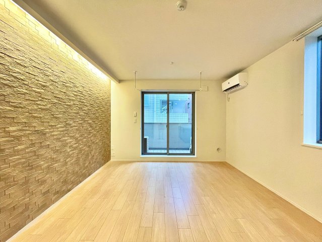 居室・リビング　★ライトの光を壁に当てて反射光を広げるコーニス照明を採用★