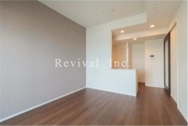 居室・リビング　明るい光の差し込むリビングでございます