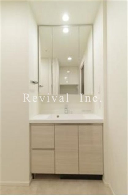 洗面設備　大きい鏡面でございます